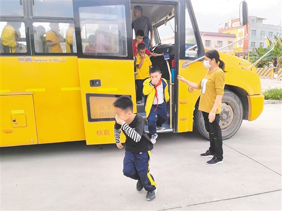 在校車(chē)應(yīng)急疏散演練中，值崗教師組織學(xué)生們有序疏散，指導(dǎo)學(xué)生們捂住口鼻，快速撤離校車(chē)。
