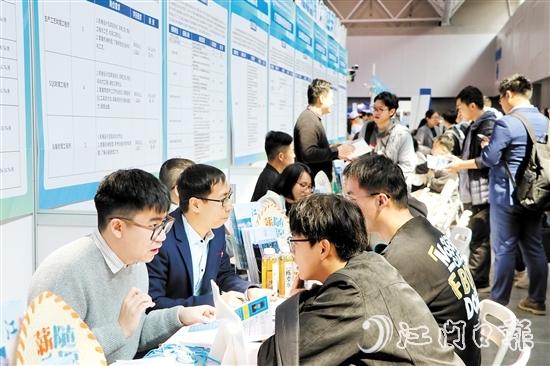企業(yè)代表與求職者面對(duì)面交流。