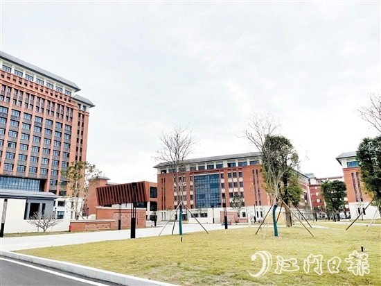 恩平智造學(xué)院設(shè)置在恩平市職教園內(nèi)，擁有優(yōu)質(zhì)的職業(yè)教育條件。