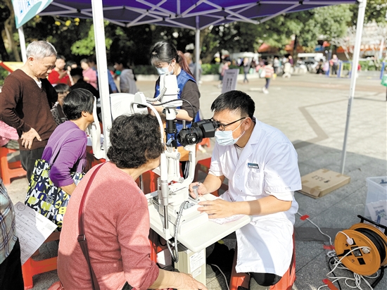 眼科醫(yī)生為市民進(jìn)行眼部檢查。