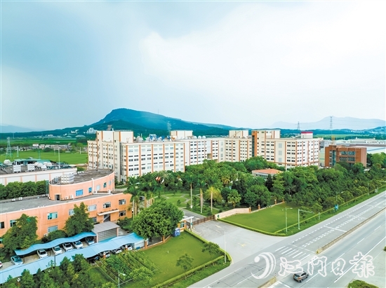 近年來(lái)，開(kāi)平市構(gòu)建生物醫(yī)藥產(chǎn)業(yè)生態(tài)“強(qiáng)磁場(chǎng)”，加速了產(chǎn)業(yè)集聚。圖為位于沙塘鎮(zhèn)的開(kāi)平牽牛生化制藥有限公司。