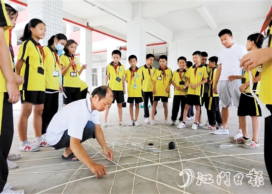 鄺活發(fā)參與“非遺進(jìn)校園”活動(dòng)，為年輕一代講解泮村燈會(huì)相關(guān)知識(shí)。