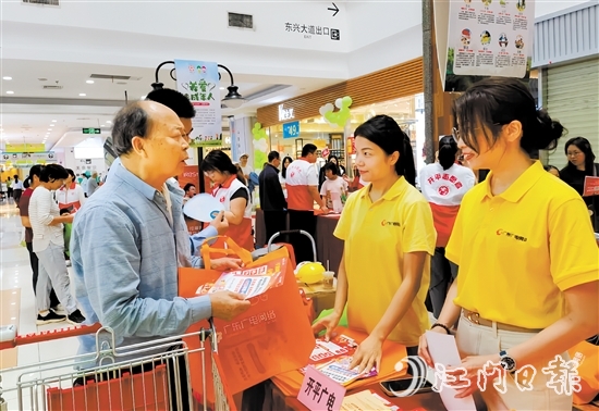工作人員耐心解答市民疑問(wèn)，大力宣傳普及消費(fèi)者權(quán)益保護(hù)等有關(guān)知識(shí)。