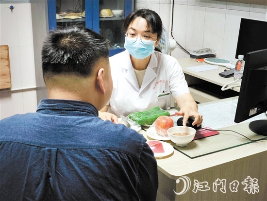 體重管理門診內(nèi)分泌科、營養(yǎng)科區(qū)長羅群芳向記者介紹食物所含熱量。