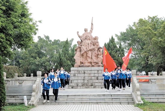 學(xué)生們參觀南樓紀(jì)念公園、聆聽南樓七烈士事跡。