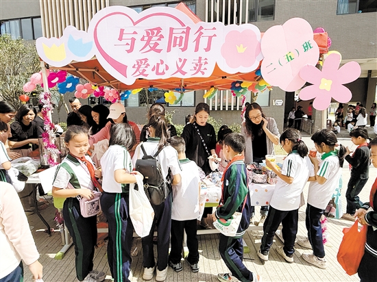 活動現(xiàn)場，各班級的義賣攤位琳瑯滿目，學(xué)生們紛紛拿出自己親手制作的手工藝品、書籍、文具等物品進(jìn)行義賣。