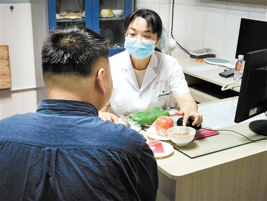 體重管理門診內(nèi)分泌科、營養(yǎng)科區(qū)長羅群芳向記者介紹食物所含熱量。