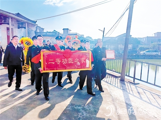 臺(tái)山全面開(kāi)展“立功送喜報(bào)、懸掛光榮牌”活動(dòng)。