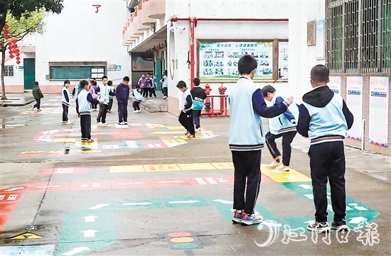 大江鎮(zhèn)中心小學(xué)充分利用閑置空地，精心打造16個(gè)趣味十足的課間地面游戲“微運(yùn)動(dòng)空間”。