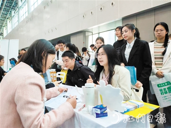 臺山企業(yè)的參展人氣火爆。