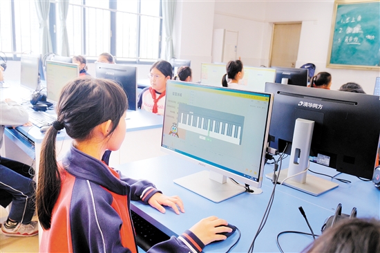 學(xué)生在電腦上調(diào)試編程。