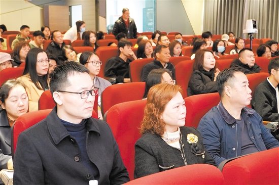現(xiàn)場來賓認(rèn)真聽講。