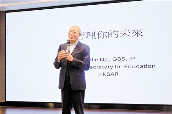 吳克儉在臺上演講。