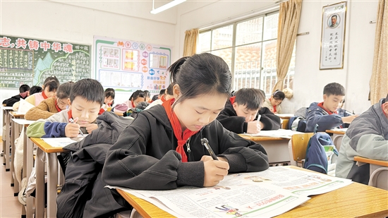 學(xué)生們對《青蘋果》愛不釋手。