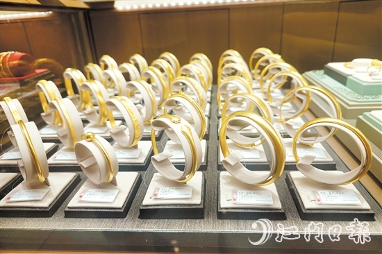 江門多家品牌金店金飾價(jià)格上漲。