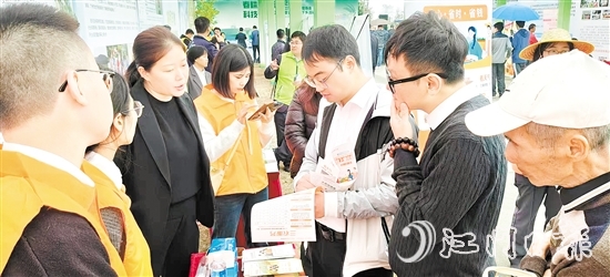 保險行業(yè)工作人員向群眾普及金融知識。