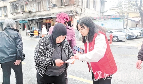 中國人保工作人員向長者講解騙子套路。