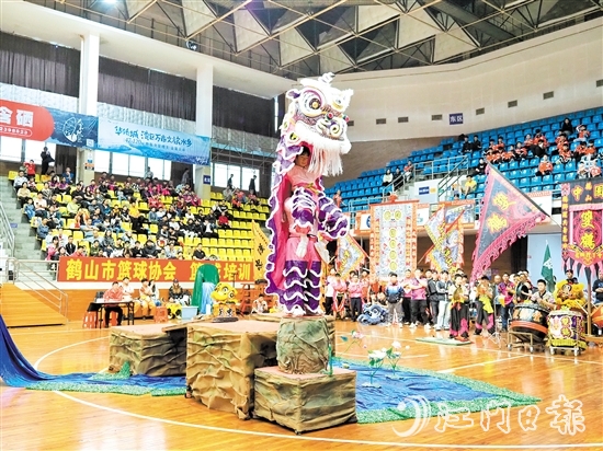 比賽中，各隊(duì)伍發(fā)揮創(chuàng)意，擺設(shè)青陣。