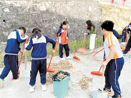 大崗小學(xué)從學(xué)生日常生活入手，培養(yǎng)學(xué)生養(yǎng)成勞動(dòng)習(xí)慣。