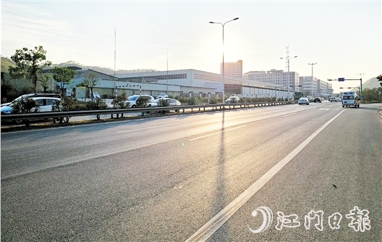 養(yǎng)護(hù)后的路面十分平坦。