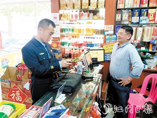 針對轄區(qū)商超、煙酒店，恩平市煙草專賣局積極開展“法治體檢”，重點檢查價簽規(guī)范、禁售標(biāo)識等常見問題。