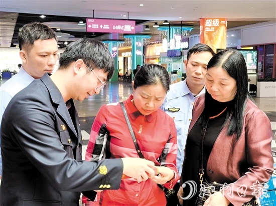 恩平市煙草專賣局以“共筑滿意消費，建設(shè)誠信煙草”為主題，開展多元普法宣傳。