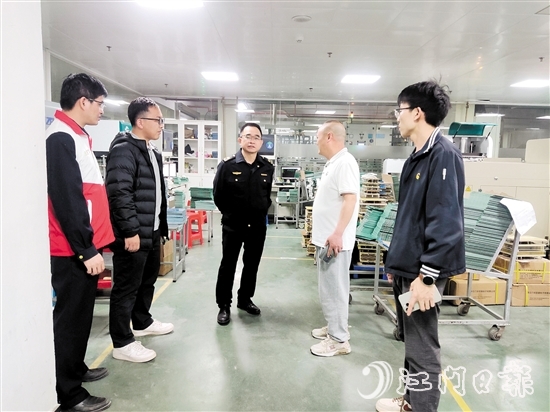 恩平市應(yīng)急管理局工作人員到企業(yè)開展“平安夜訪”。