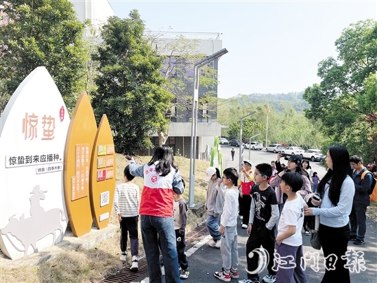 同學(xué)們通過圖文了解節(jié)氣知識(shí)。