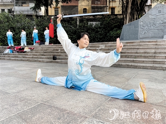 岑優(yōu)嫦現(xiàn)場展示太極技藝，輕松完成一字馬動作。