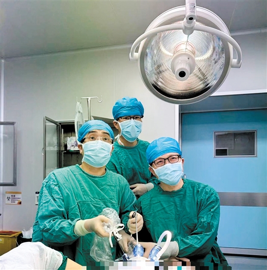 黃暉（左一）擔(dān)任主刀施行腔鏡下乳腺癌手術(shù)。