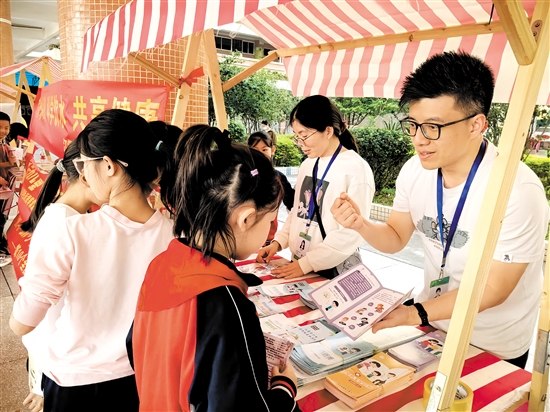 江門市疾控中心工作人員走進(jìn)校園，科普體重管理知識(shí)。