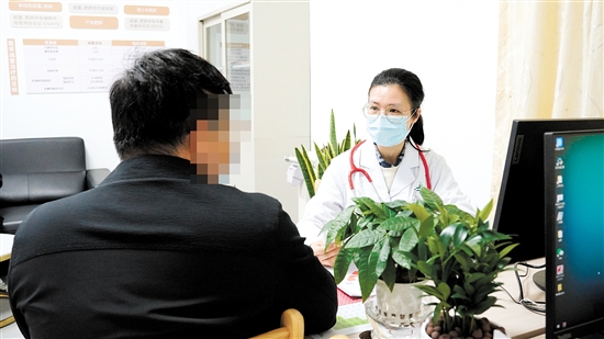 首批來(lái)診群眾進(jìn)行診療體驗(yàn)。