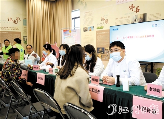 專家團(tuán)隊(duì)耐心解答居民的健康疑問(wèn)。