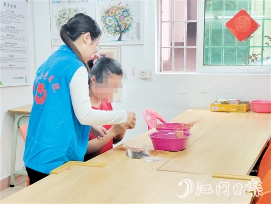 在項目組的用心指導下，小燕的就業(yè)技能越來越嫻熟了。
