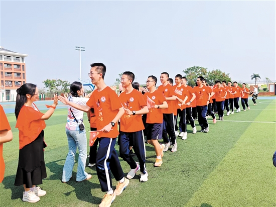 江門市第一中學景賢學校人才島校區(qū)九年級學生們跟老師們擊掌鼓勁。
