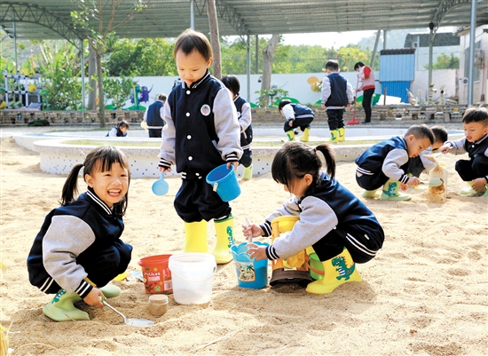 蒼城鎮(zhèn)中心幼兒園的孩子們在改造后的沙水區(qū)探索自然。