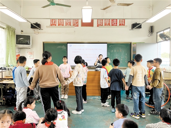 心理課上，鄔緒晴在給學(xué)生講解呼啦圈游戲，讓學(xué)生領(lǐng)會(huì)團(tuán)結(jié)協(xié)作精神。
