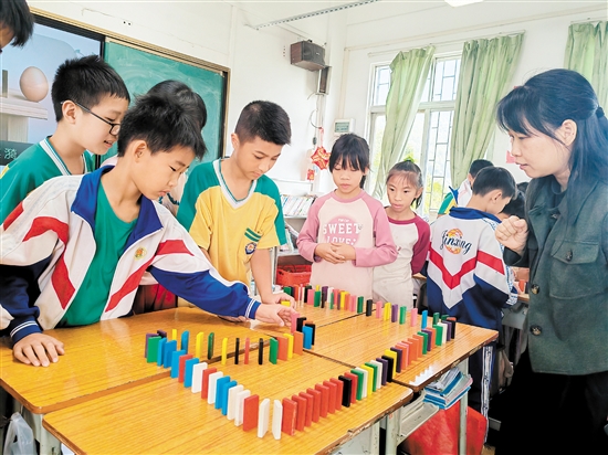 王巧通過多米諾骨牌游戲，和孩子們對(duì)話情緒，鼓勵(lì)孩子表達(dá)。