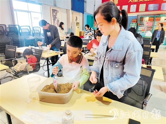 孩子與家長體驗靈芝種植。