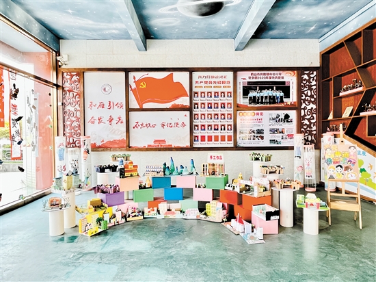 共和鎮(zhèn)中心小學(xué)舉辦植樹節(jié)手抄報(bào)評(píng)比活動(dòng)，旨在通過學(xué)生們的創(chuàng)意和手繪，展現(xiàn)對(duì)植樹節(jié)的理解和對(duì)環(huán)保的熱愛。