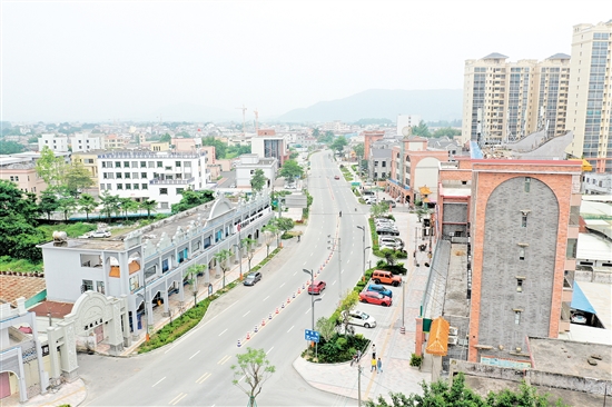 赤坎鎮(zhèn)中心商鋪外立面改造后，面貌煥然一新。