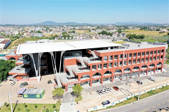 改造后的赤坎鎮(zhèn)鄰里中心（中心市場）干凈整潔。