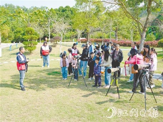 孩子們?cè)趯W(xué)習(xí)觀鳥技巧。