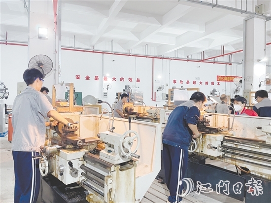 恩平市職業(yè)教育園設置“校中廠”“廠中校”混合教學區(qū)，引入“雙元制”課程體系，爭創(chuàng)開放型區(qū)域產(chǎn)教融合實踐中心。