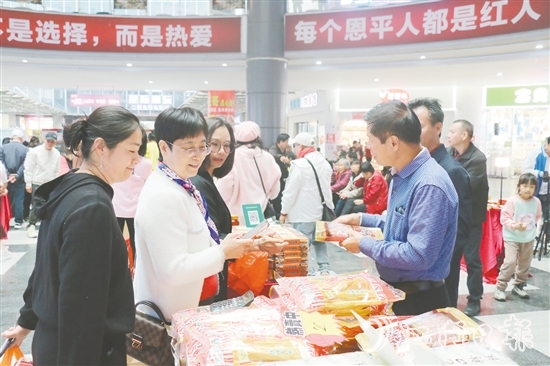 僑胞現(xiàn)場選購恩平農(nóng)產(chǎn)品。