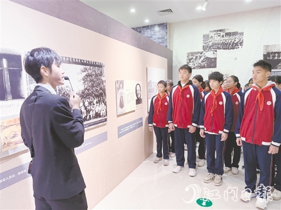 東河中學(xué)學(xué)生走進(jìn)周文雍陳鐵軍烈士紀(jì)念館，聆聽烈士們的革命事跡。