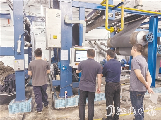 專家團隊調(diào)研企業(yè)用能情況。