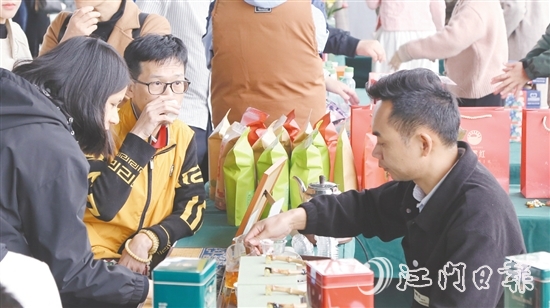 活動現(xiàn)場，游客品嘗大沙茶。