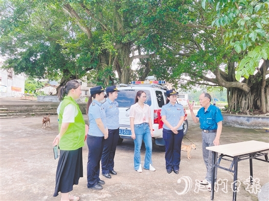 開平市交通運輸局導師駱妙嬋(右二)開展“法治CityWalk”活動，提升村民法治意識。
