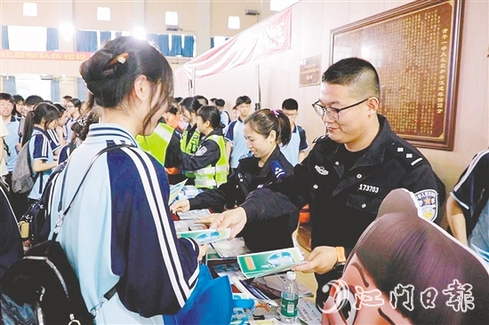 民警向?qū)W生發(fā)放安全知識(shí)宣傳資料。
